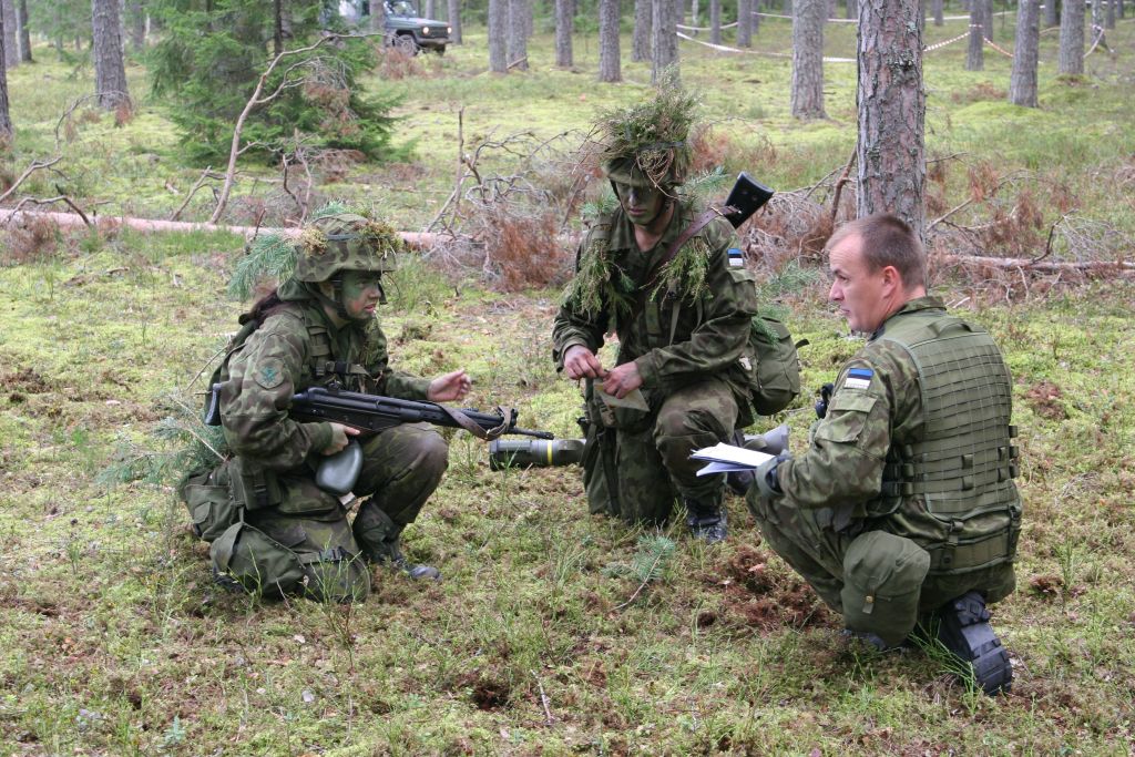 Vanemveebel Ott Sepp kadette väliõppusel juhendamas