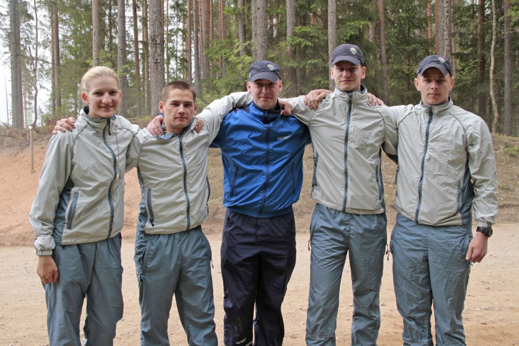 Pildil Kõrgema Sõjakooli 16. põhikrsuse kadetid, kes võitsid orienteerumise KVÜÕA sisearvestuses.