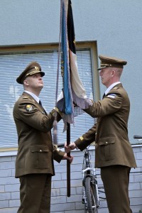 KVÜÕA ülem kolonel Martin Herem annab Kõrgema Sõjakooli lipu üle uuele ülemale major Tarmo Luhaäärele.
