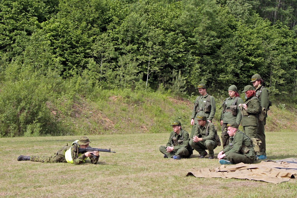 Kadett Jüri Bakhoff õpetamas õpilastele AK-4 sihtimist.