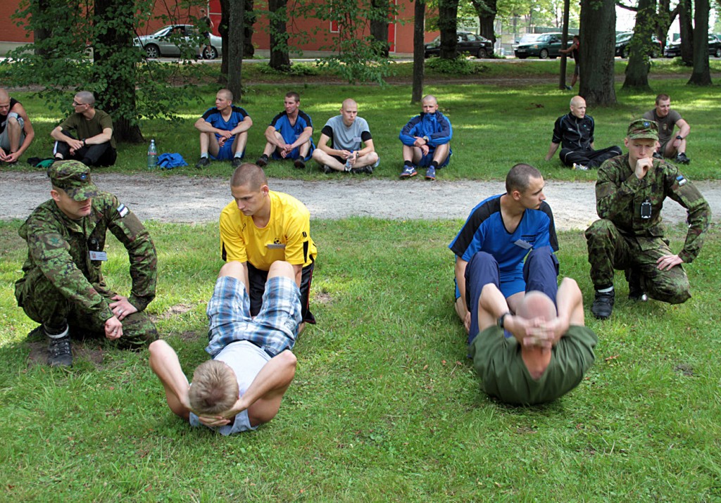 Sõjakooli sisseastumiskatsetel testitakse nii füüsilist kui ka vaimset poolt. Antud pildil sooritavad kandidaadid kaitseväe üldfüüsilist testi.