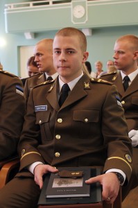 Kursuse parimaks lõpetajaks tunnistati nooremleitnant Alari Tihkan. Foto: kapten Kristjan Kostabi