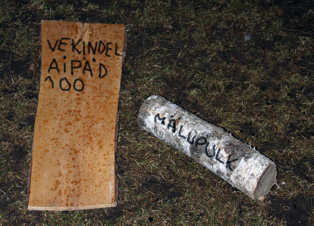 Üleelamiskursuslaste käepärastest vahenditest tehtud tahvelarvuti ja mälupulk. Foto: kpt Kristjan Kostabi