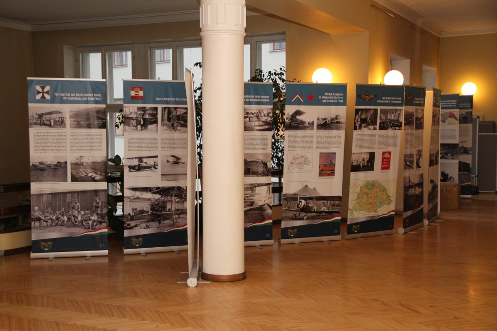 Näitus Ungari õhuväe ajaloost KVÜÕA saali fuajees. Foto: Ave Eerma