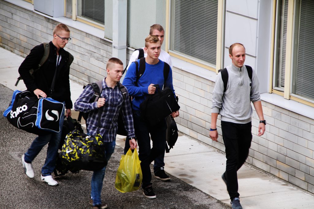 Uued kadetid Sõjakooli saabumas. Foto: Annett Kreitsman